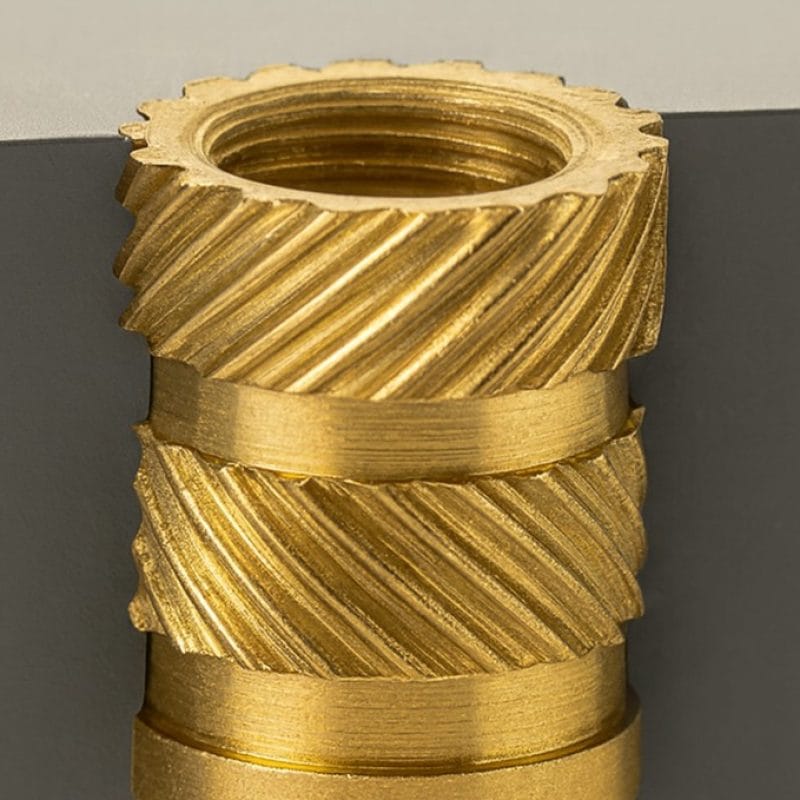 Metallisten kierreinserttien mitoitusohje muovikappaleille