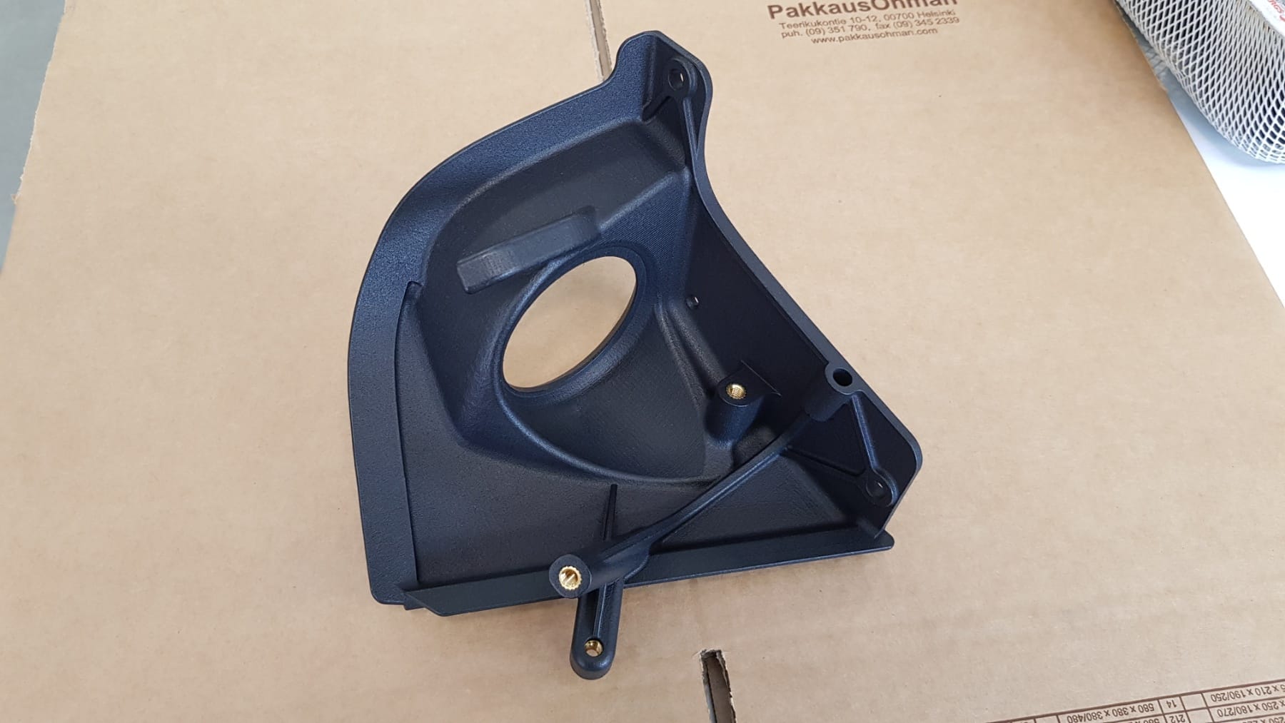 Metallinen kierreinsertti 3D-tulostetussa muoviosassa.